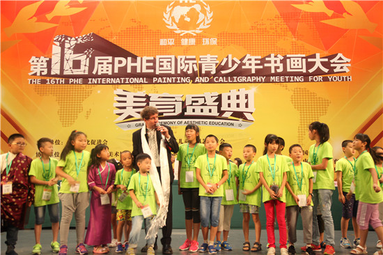 PHE国际形象大使菲利普先生与选手共唱PHE会歌